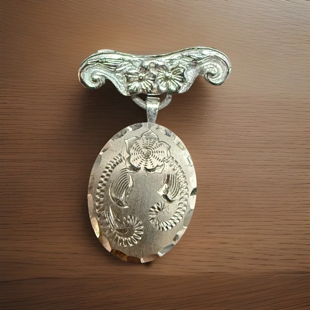 Vintage Princess Pride Sterling Silver Etched Heart Locket On Pin Brooch Hangs - Picture 1 of 8
